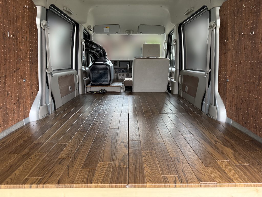 エブリイDA64Vの荷室側から、助手席側に設置したEcoFlow WAVE 3と窓パネル、車内DIYの全体配置を見た様子
