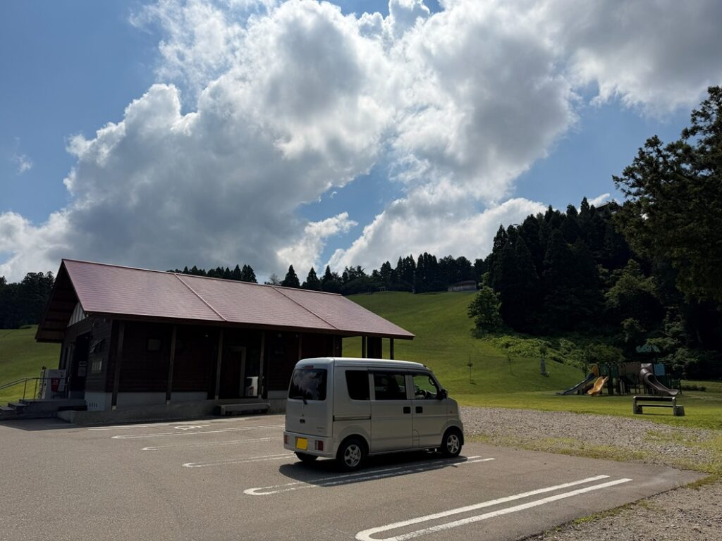 閑乗寺公園キャンプ場の受付前に停めた撤収後のエブリイ