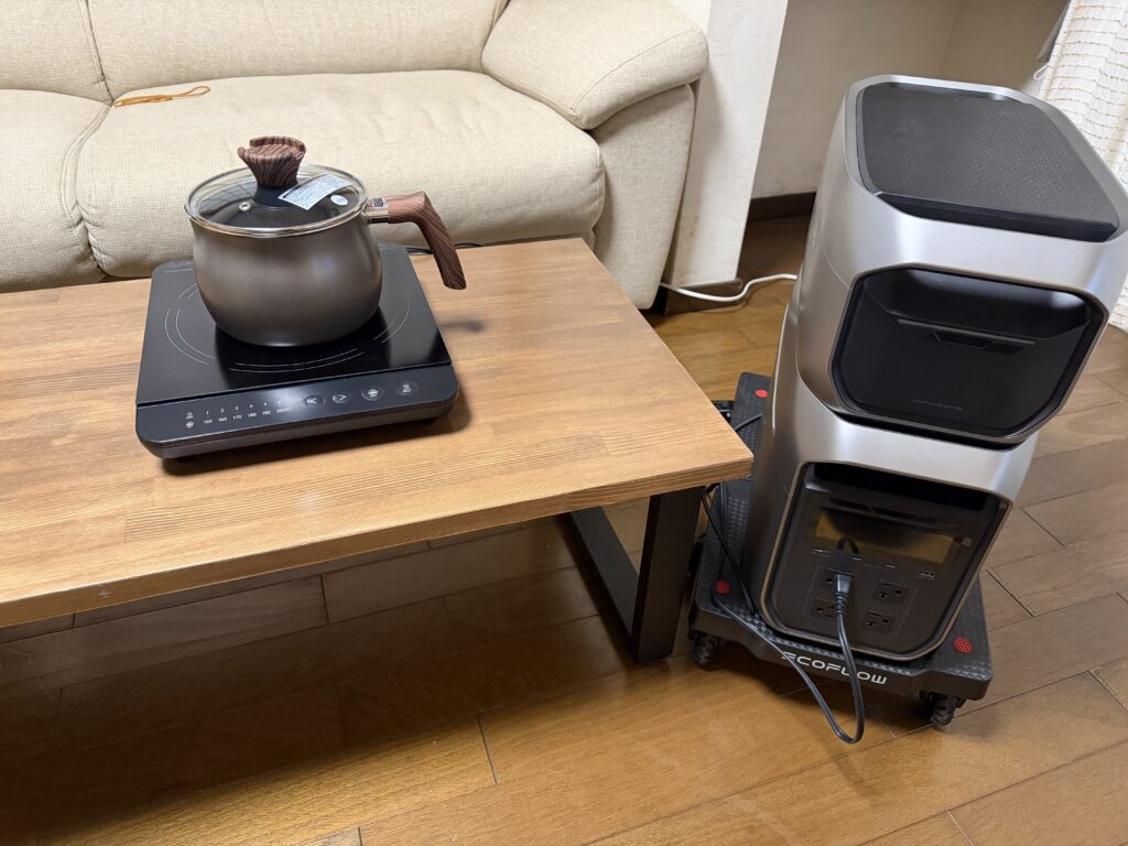 EcoFlow DELTA 3 Max PlusにIHコンロを接続し、マルチポットを乗せている様子