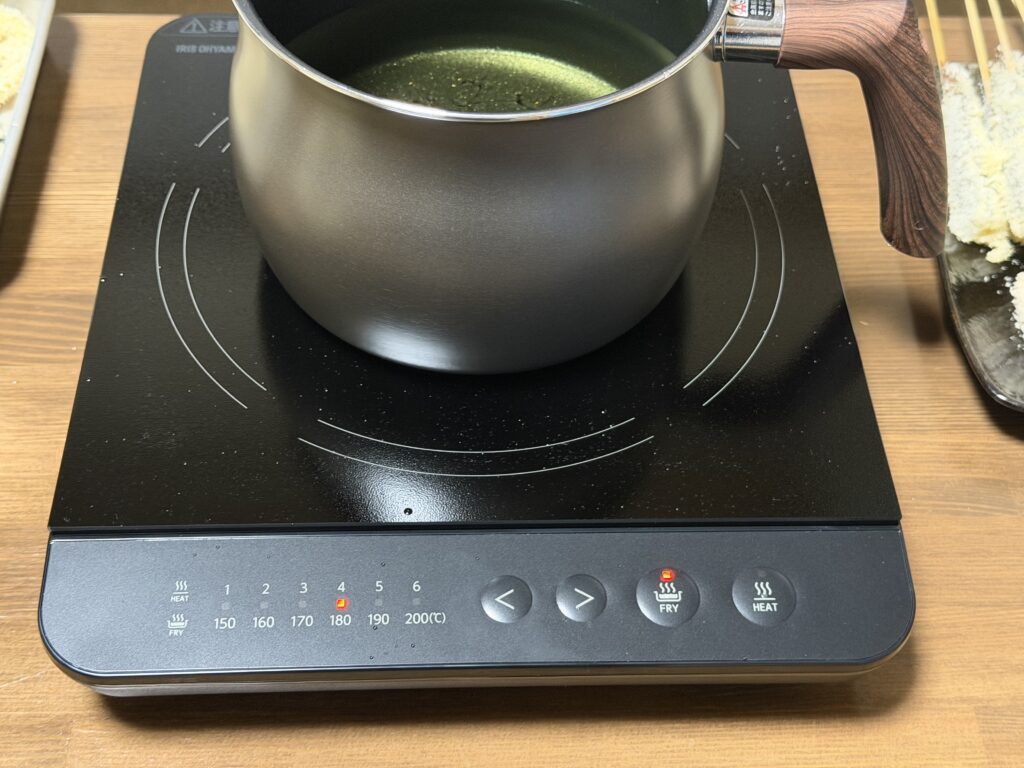 IHコンロの揚げ物モードで180℃に設定されている操作パネル