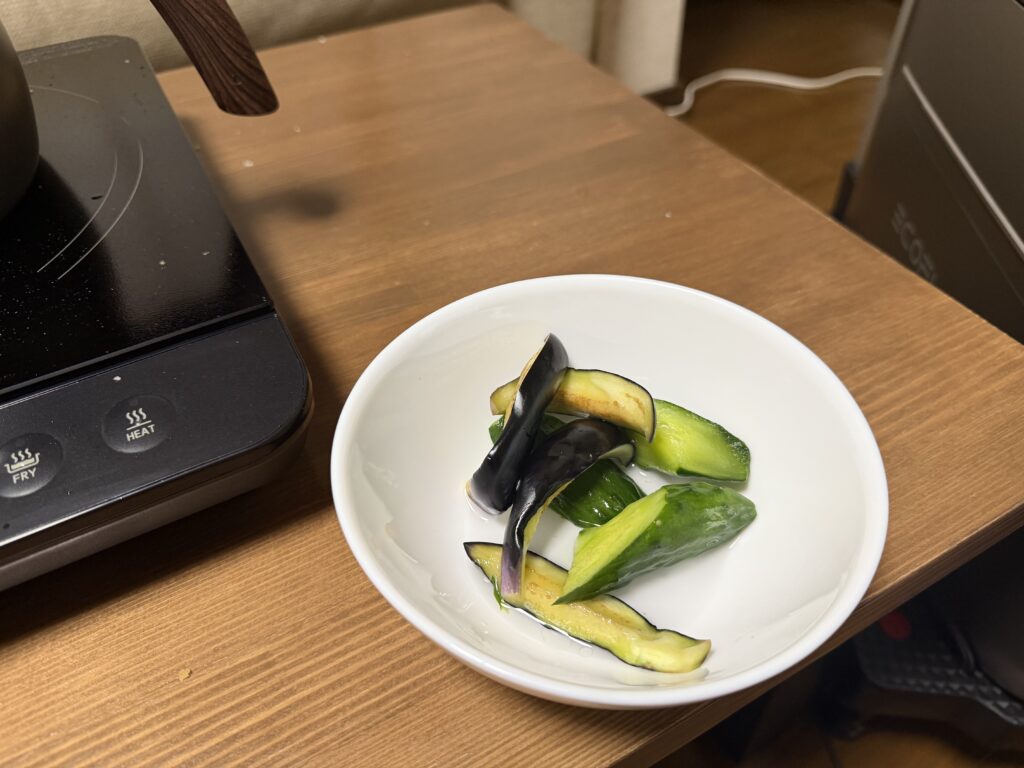 収穫したナスときゅうりを浅漬けにして白い器に盛った様子