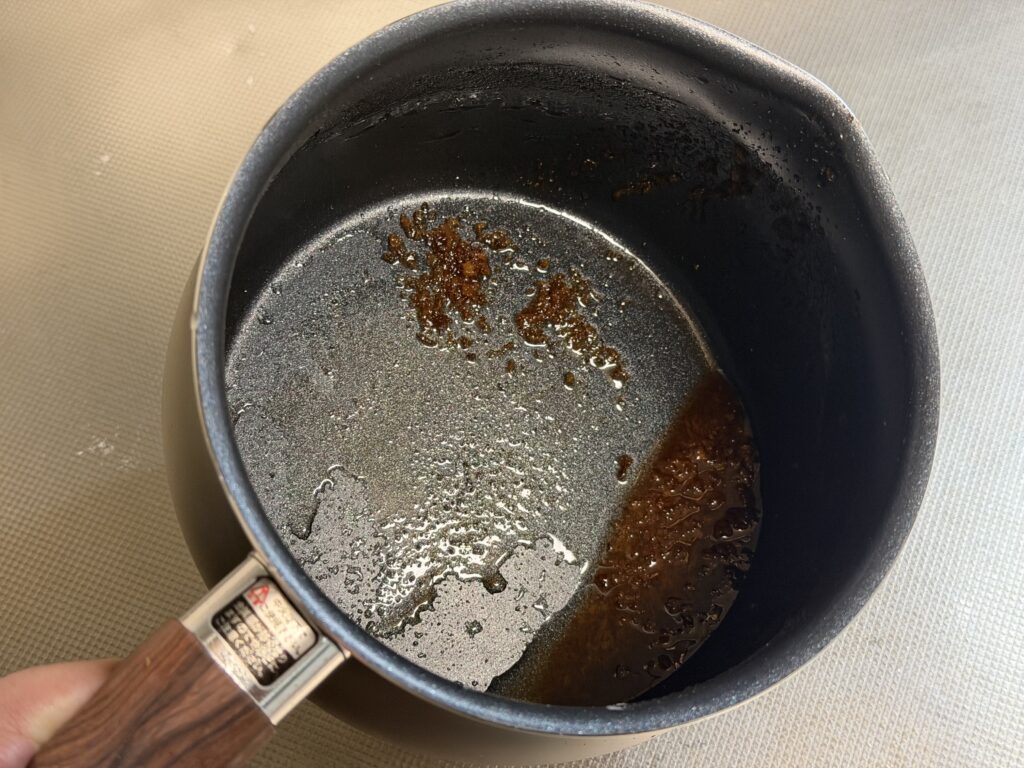 揚げ物後に油汚れと揚げカスが残ったマルチポットの内側