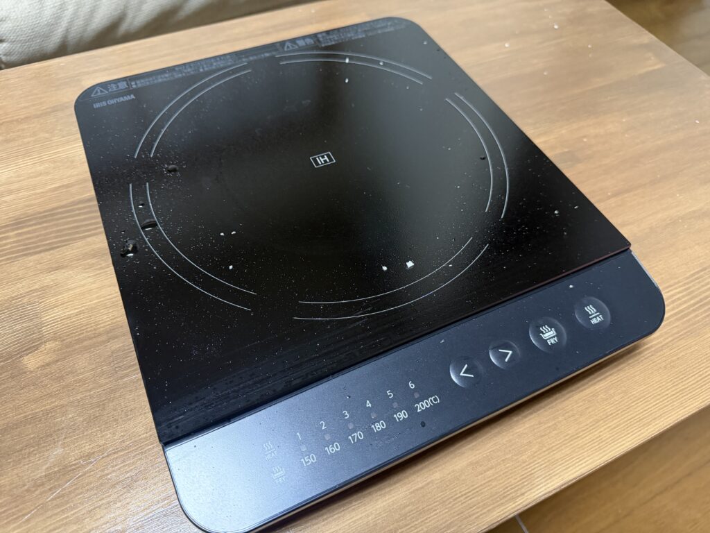 串揚げ後に油はねやパン粉が残ったIHコンロの天板