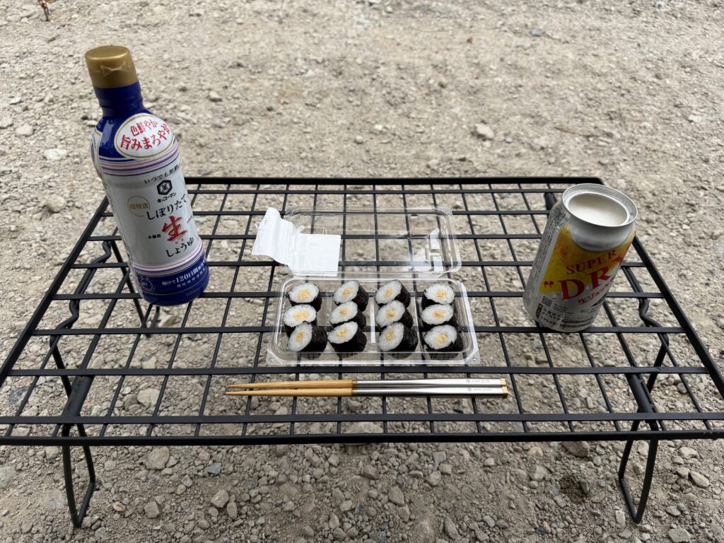 設営途中の昼ごはんとしてキャンプ場で食べた納豆巻き