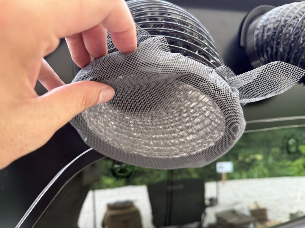 WAVE 3の吸気ダクト先端を覆うように取り付けた網戸用防虫網