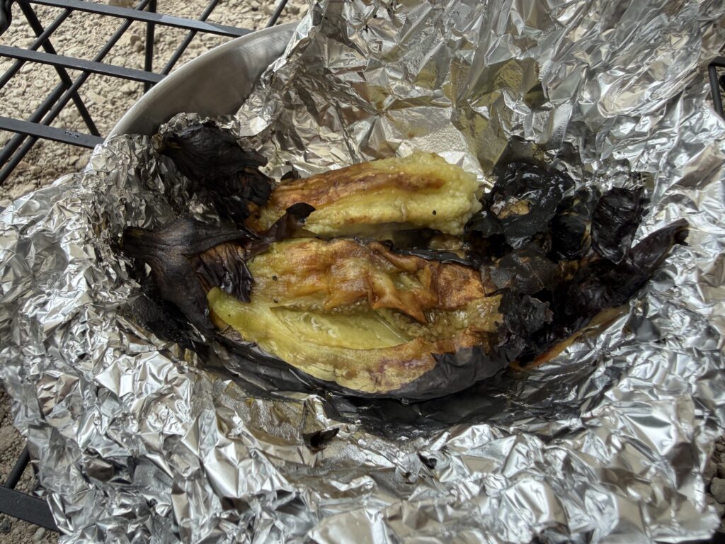 直火で焼いてアルミホイルで5分ほど蒸らし、皮をむいたナス