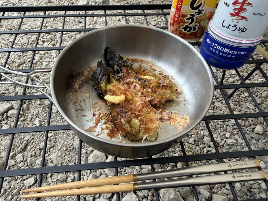 直火で焼いた朝採れナスにカツオ節と生姜醤油をかけた完成品