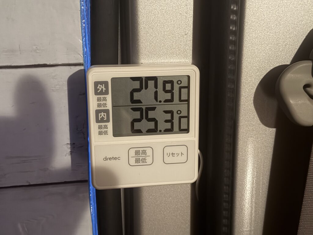 予冷開始から約3時間後の車内温度25.3℃と外気温27.9℃を表示した温度計