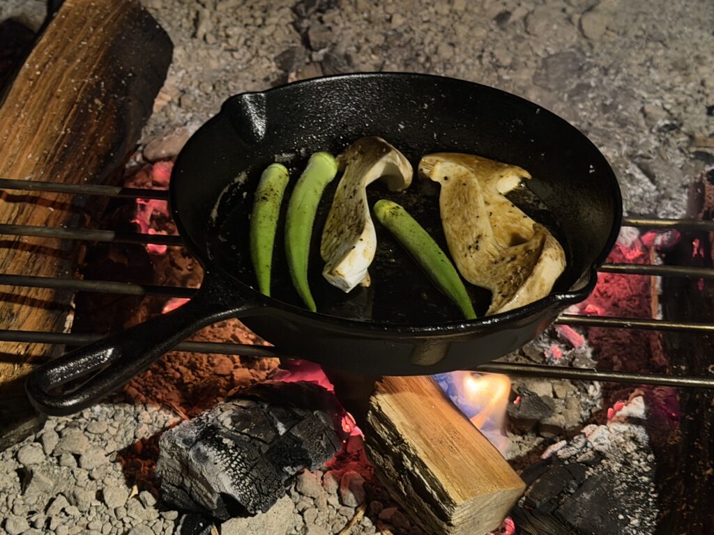 豚スペアリブを焼いたあとのスキレットで、朝採れオクラとエリンギを焼いている様子