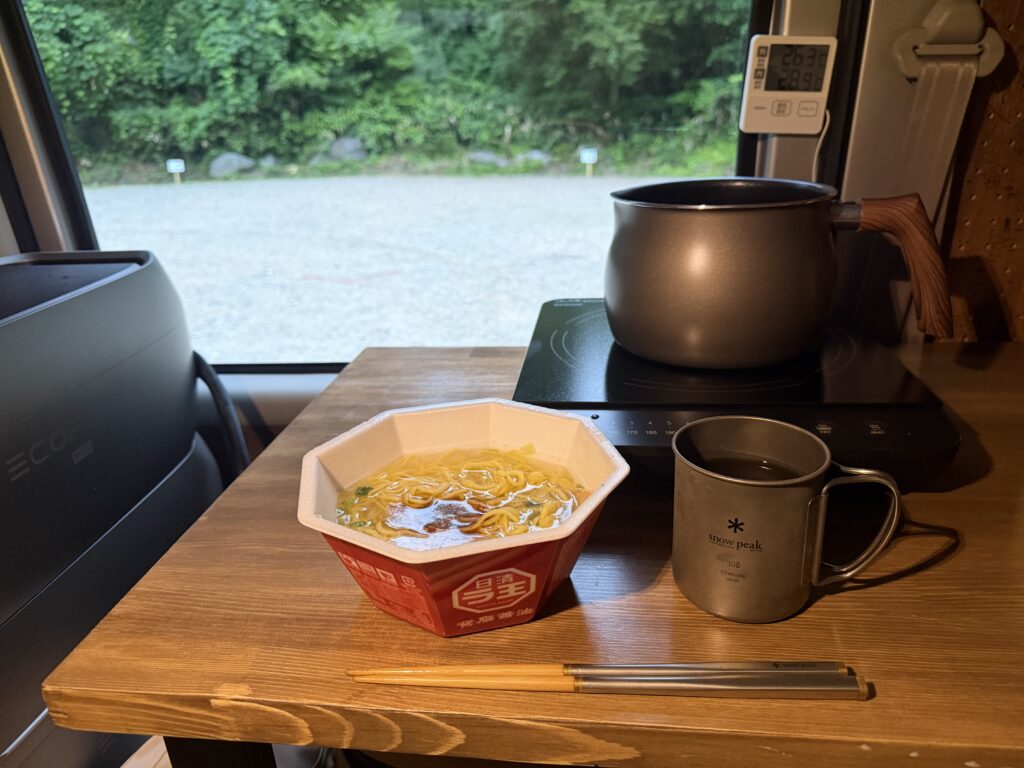 エブリイの車内テーブルに用意したカップ麺とドリップコーヒー