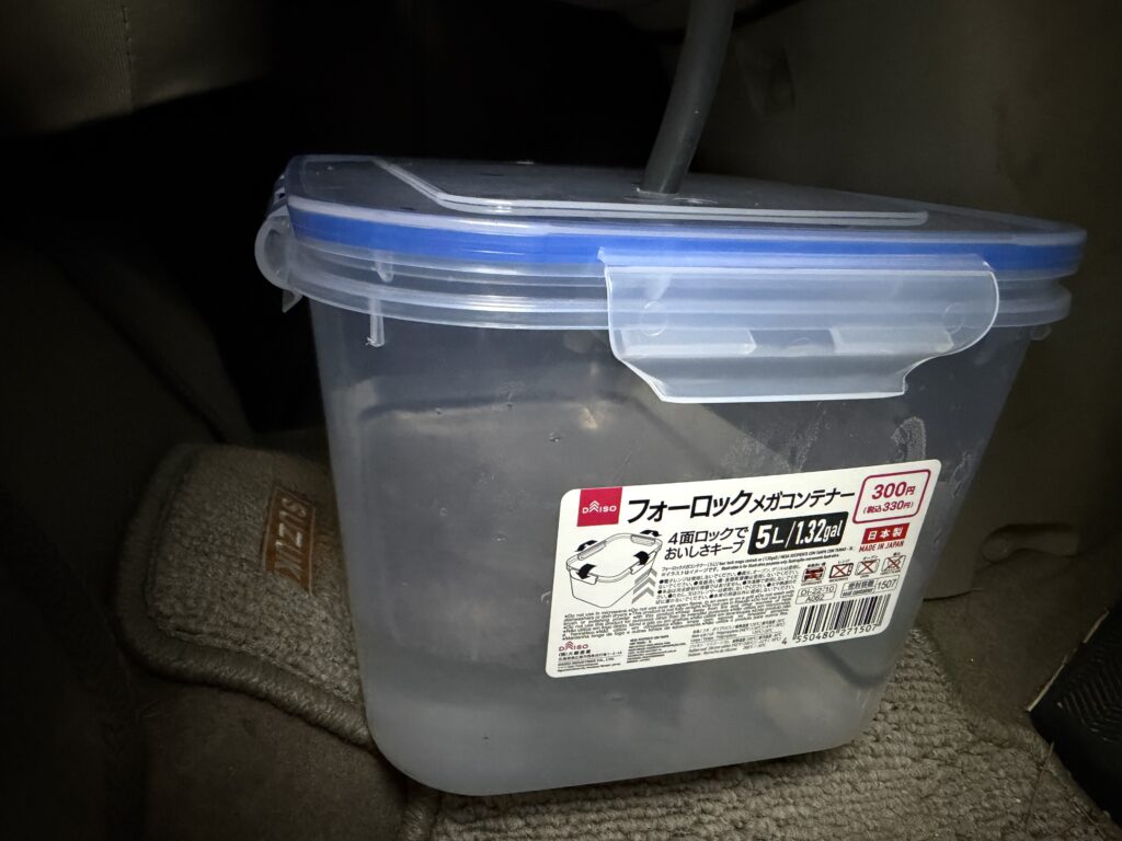 WAVE 3の排水ホースを接続し一晩分の結露水がたまった5L透明タンク