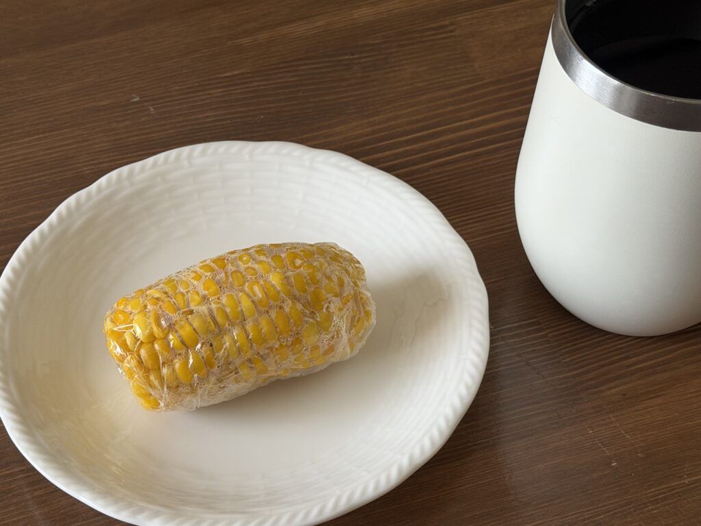 ラップに包んでレンジで加熱した収穫直後のとうもろこし