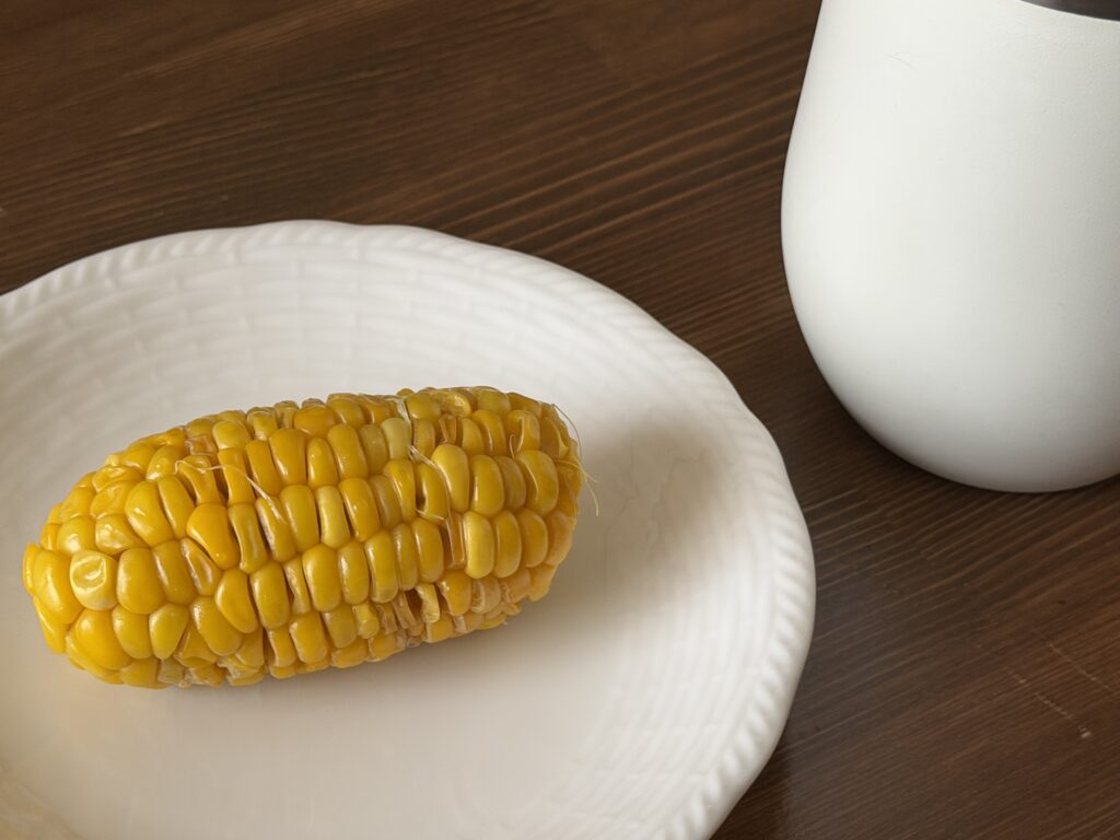 レンジ加熱して黄色い粒にツヤが出た収穫したとうもろこし