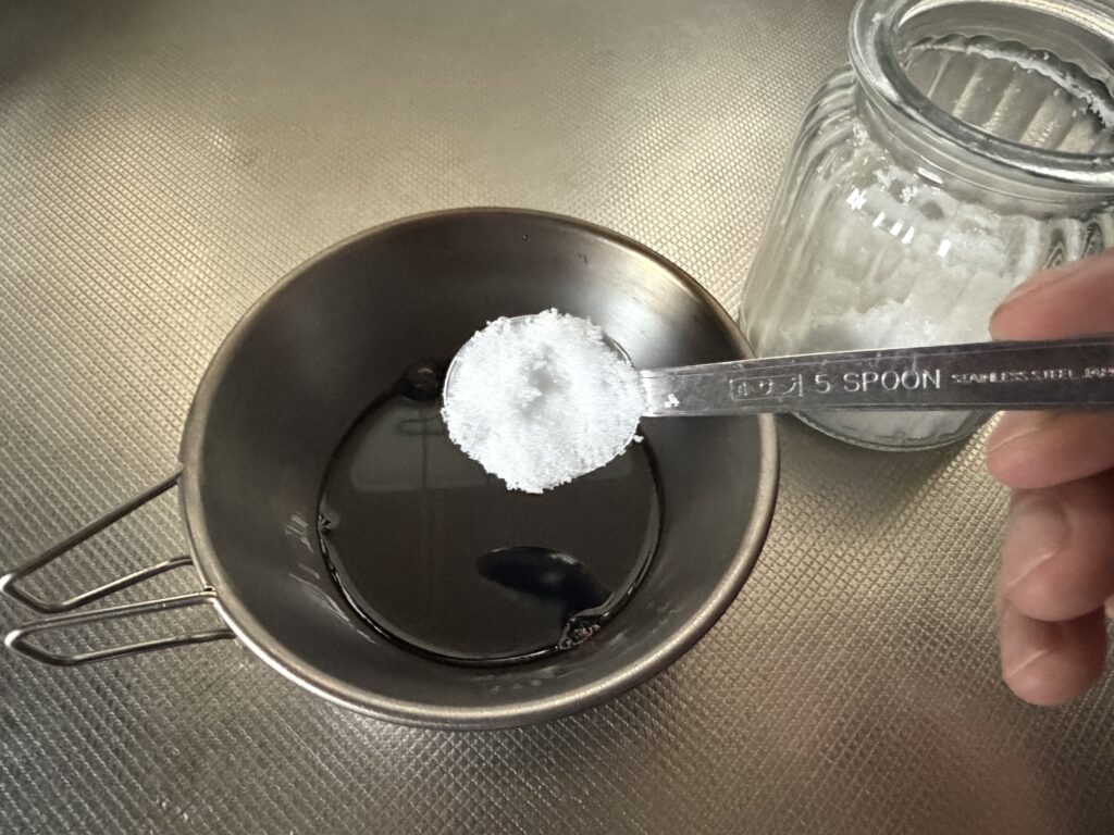 焼きとうもろこしに塗る砂糖醤油を作っている様子