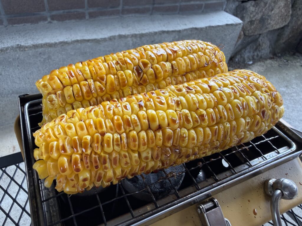 砂糖醤油を塗りながら炭火で焼き、表面に香ばしい焼き色が付いたとうもろこし