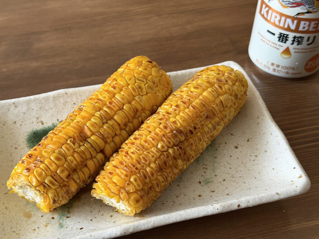 砂糖醤油を塗って炭火で香ばしく焼き上げた自家栽培とうもろこし2本
