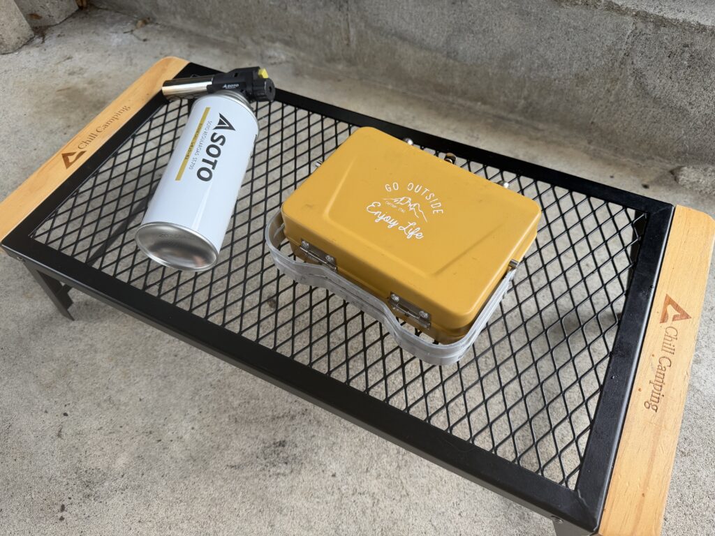 炭火焼きとうもろこしに使用した卓上グリルとSOTOフィールドチャッカー、メッシュテーブル
