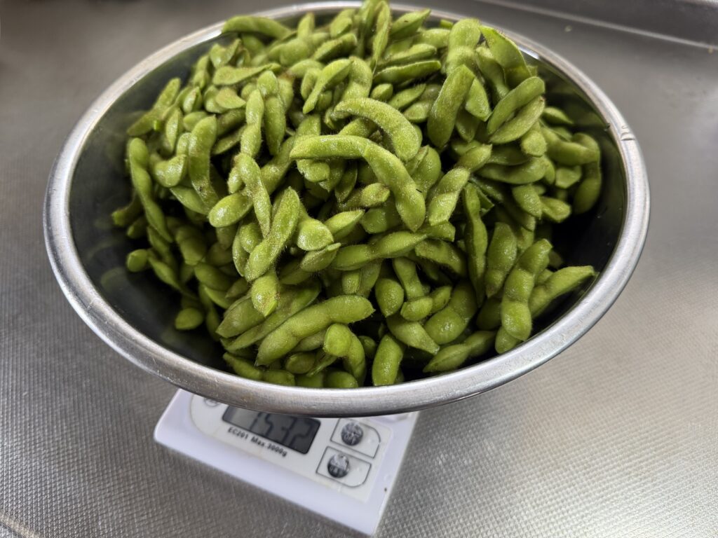 収穫した枝豆を量るとボウル込みで1532グラム