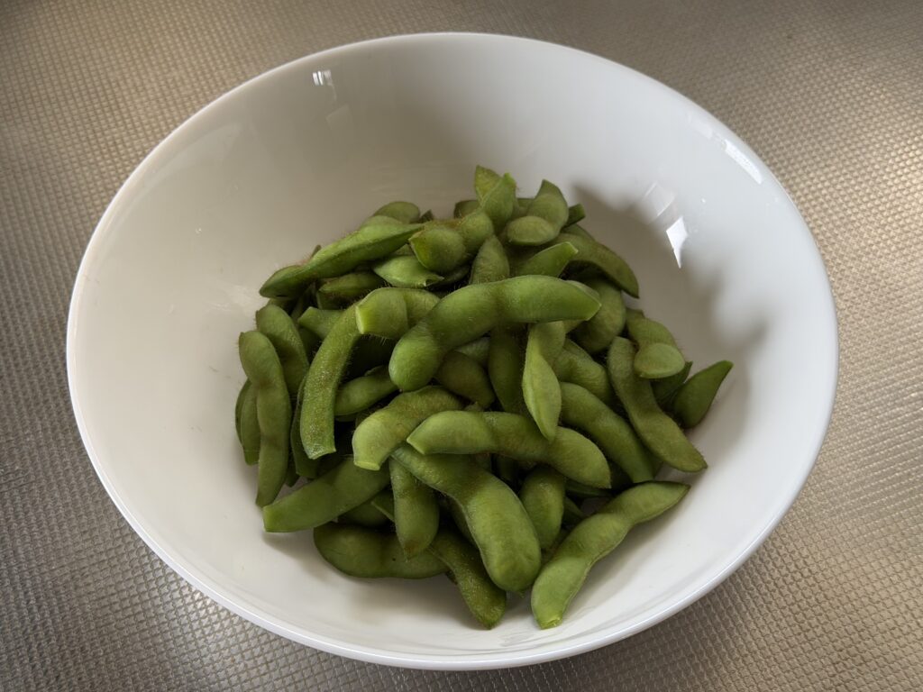 塩茹でした自家栽培の枝豆「味香75」を器に盛った様子