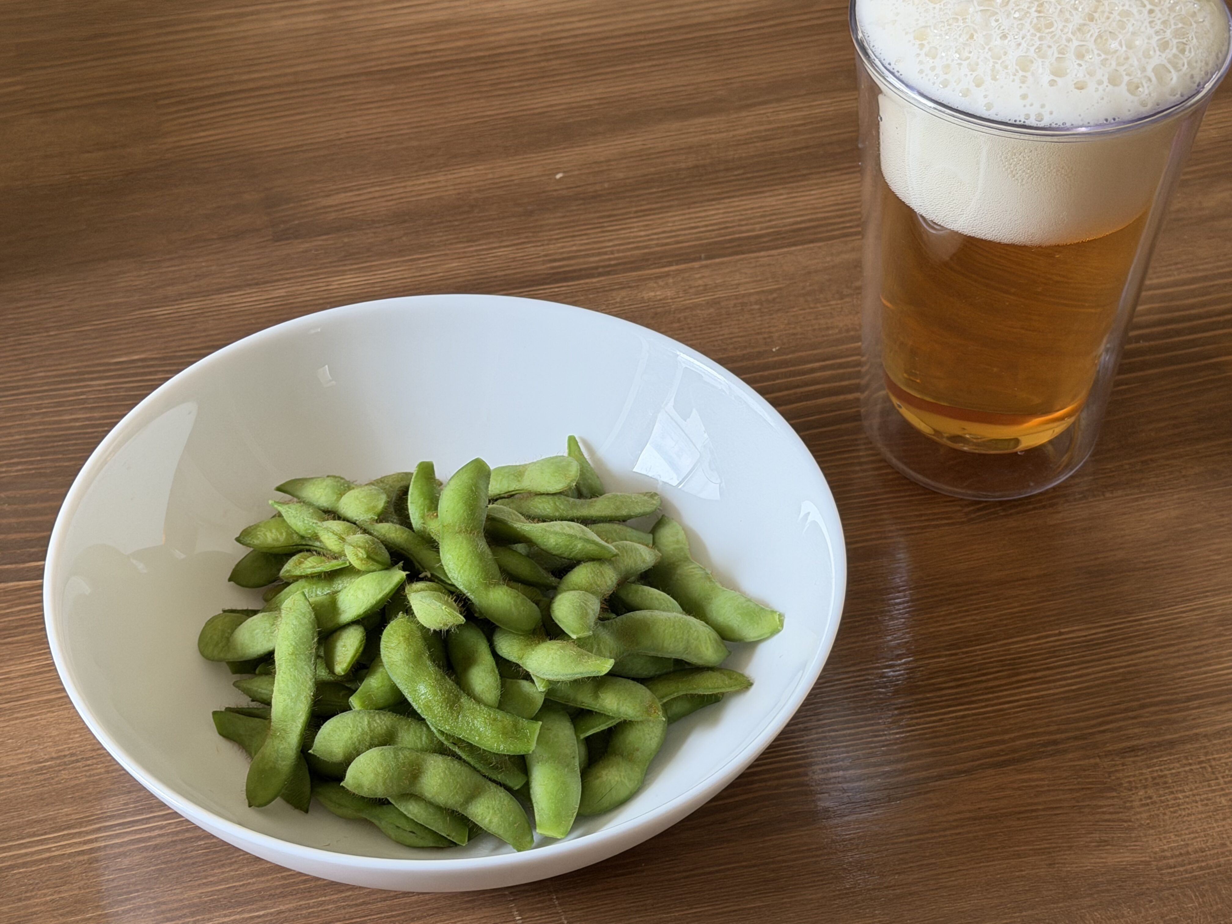 塩茹でした自家栽培枝豆「味香75」とグラスに注いだビール
