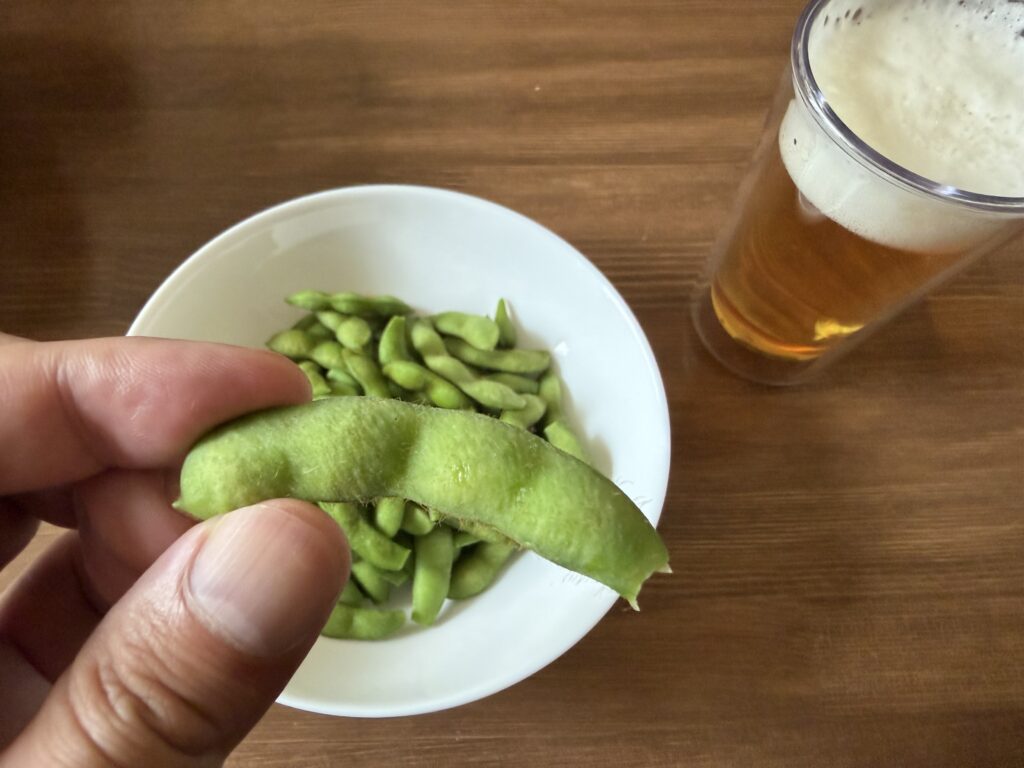 塩茹でした枝豆の中に4粒入りの莢を発見した様子