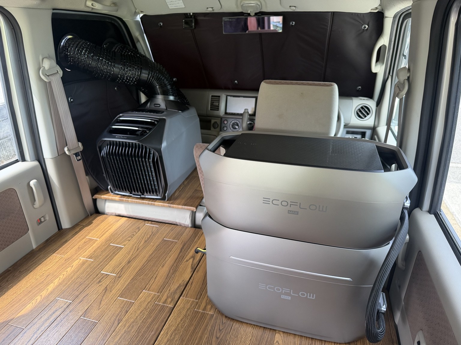 エブリイ車内に設置したEcoFlow WAVE 3と2段積みのDELTA 3 Max Plus