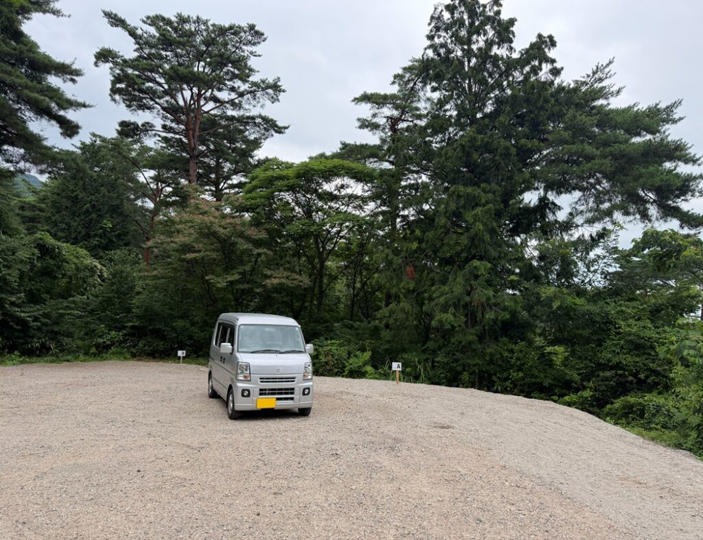 撤収と直火跡の片付けを終えた閑乗寺公園キャンプ場のソロサイトAに停めたエブリイ
