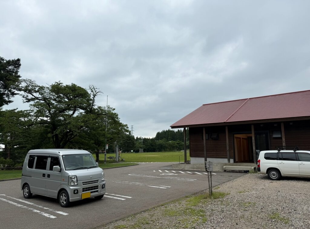 宿泊ファイルを返却するため、閑乗寺公園キャンプ場の管理棟前に停めたエブリイ