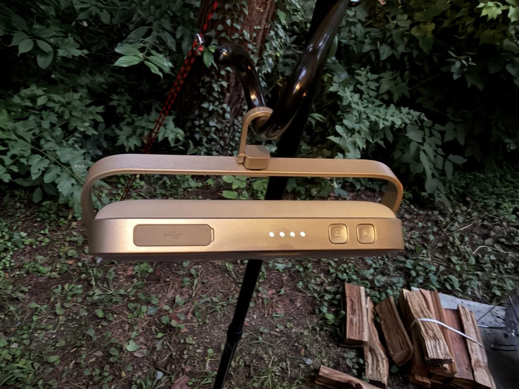 満充電でキャンプに持参したLUMENA PLUS2のバッテリーインジケーターが4灯点灯している様子
