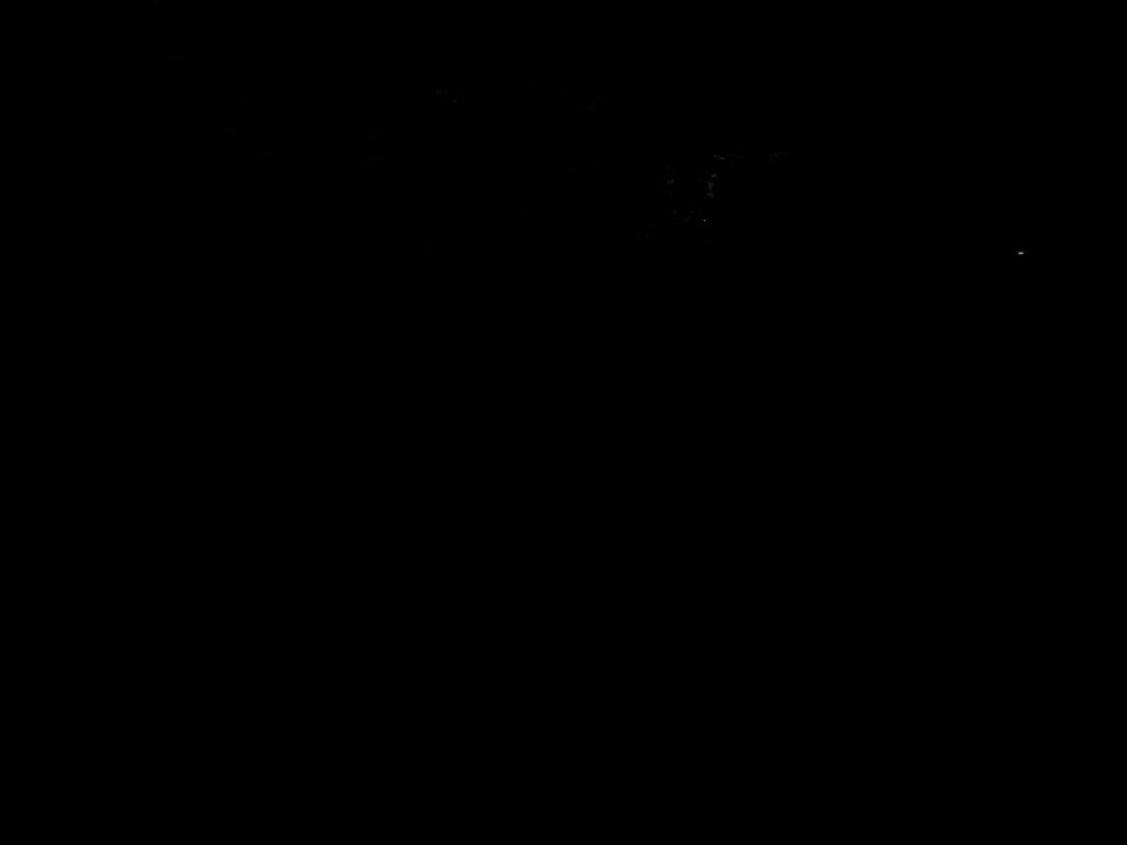 LUMENA PLUS2を消灯した夜のキャンプサイト。周囲はほぼ真っ暗になっている