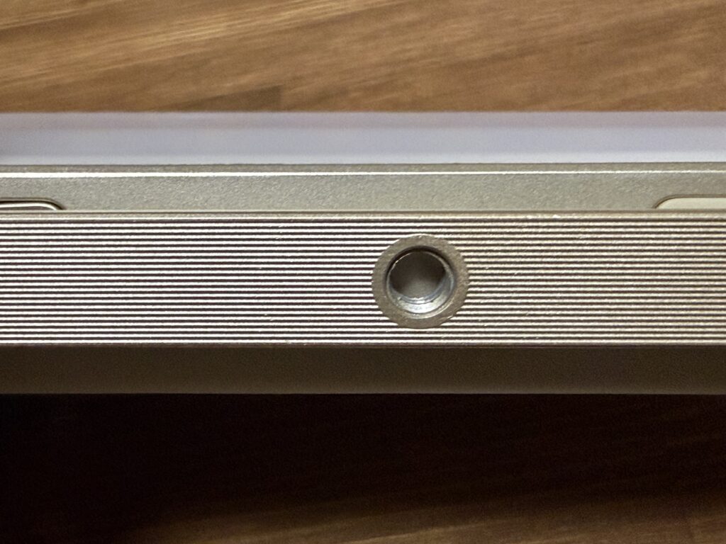 付属のハンガーフックや三脚の取り付けに使うLUMENA PLUS2のネジ穴