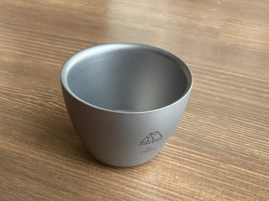 落ち着いたチタンの色合いと控えめなロゴが特徴のTITAN MANIA チタンぐい呑み50ml