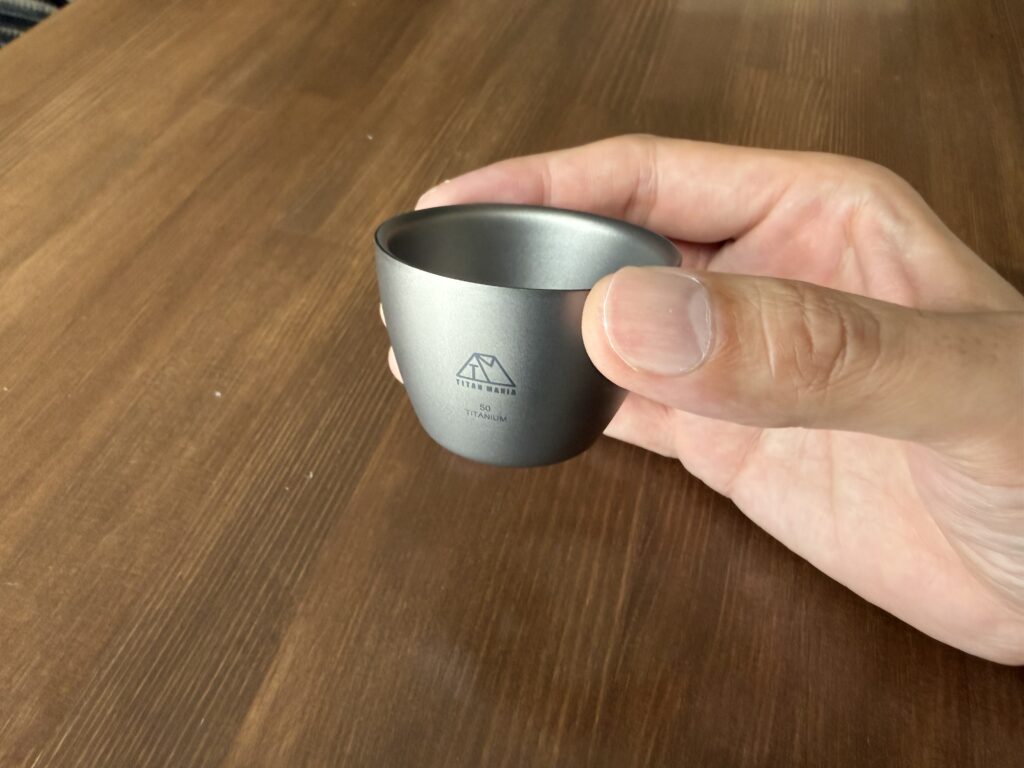 手に持って大きさを確認したTITAN MANIA チタンぐい呑み50ml