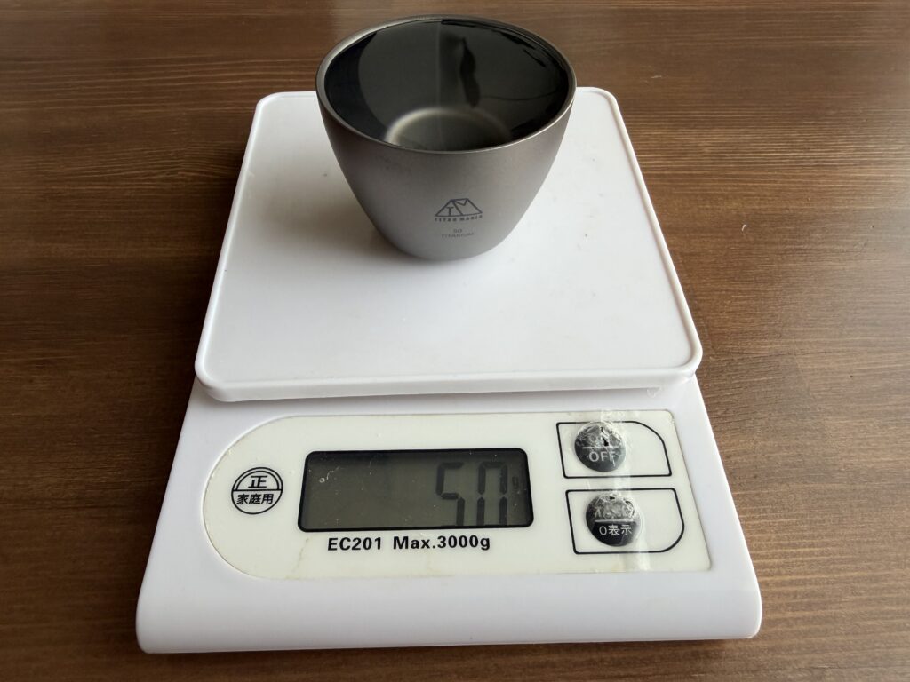 50mlの水を入れて容量を確認したTITAN MANIA チタンぐい呑み