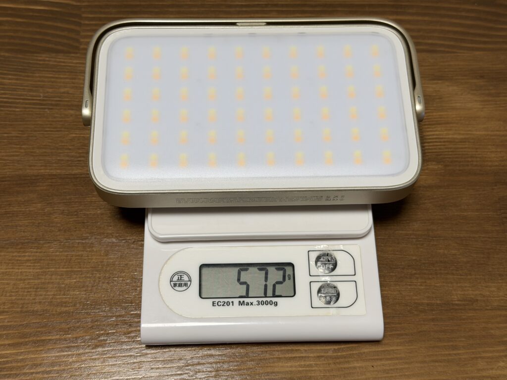 重量計で571gから572gと表示されたLUMENA PLUS2の実測重量