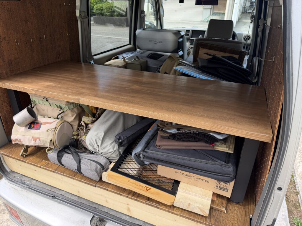 2026年8月のソロキャンプ道具を積み込んだスズキ エブリイの荷室