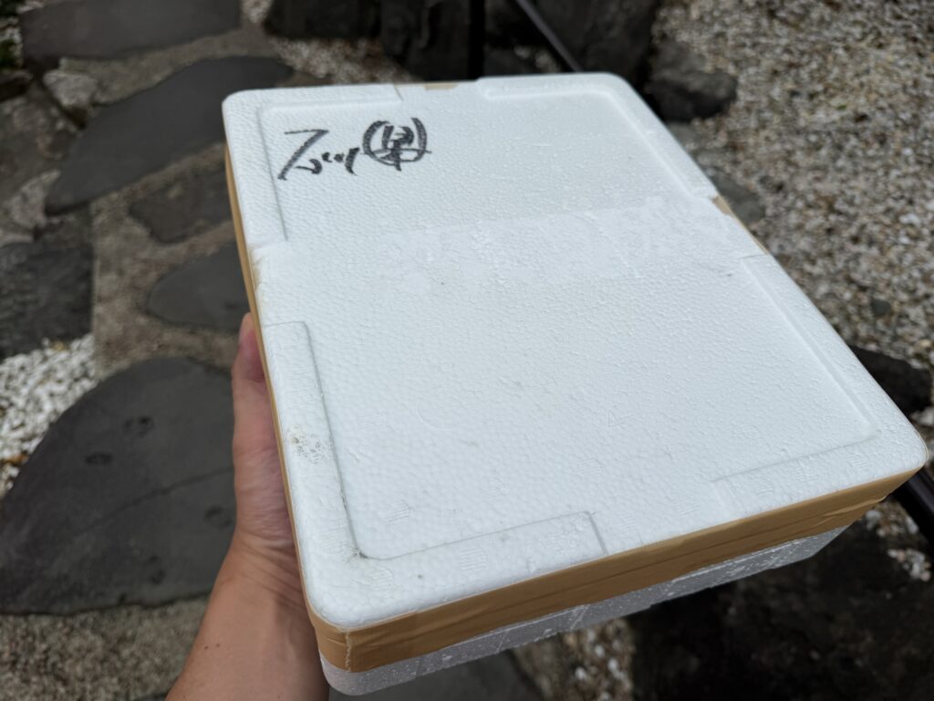 鮎の里で受け取った白い発泡スチロール箱