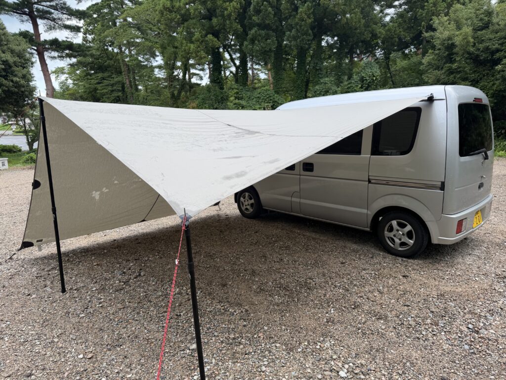 エブリイに連結して傾斜をつけたTatonka Tarp 4 TC