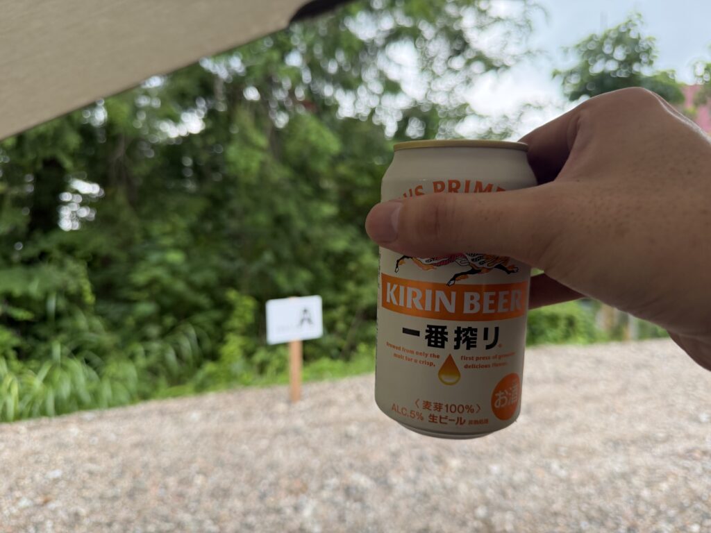 閑乗寺公園キャンプ場のサイトで掲げた一番搾りの缶ビール