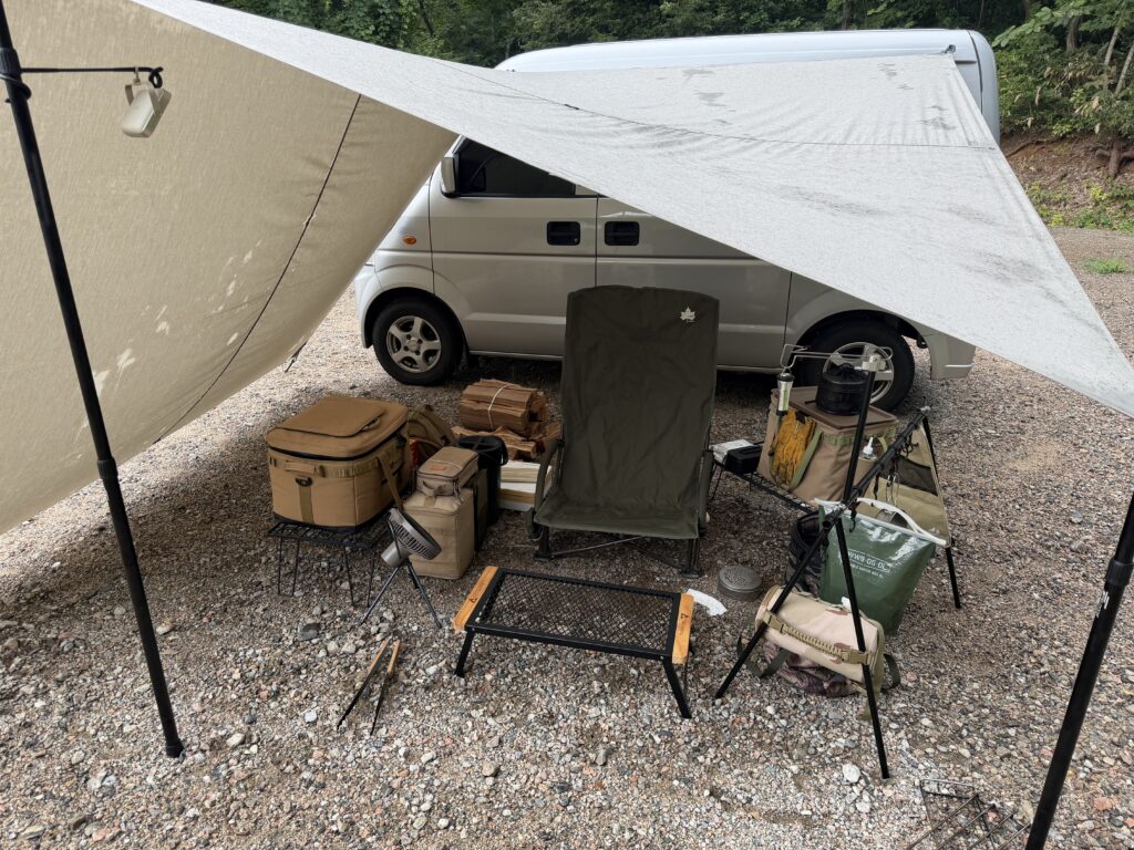 Tatonka Tarp 4 TCの下に並べたチェアやテーブルなどのキャンプ道具