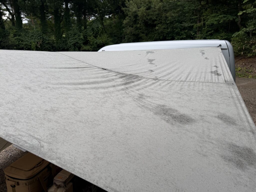 細かな雨粒を弾くTatonka Tarp 4 TCの表面