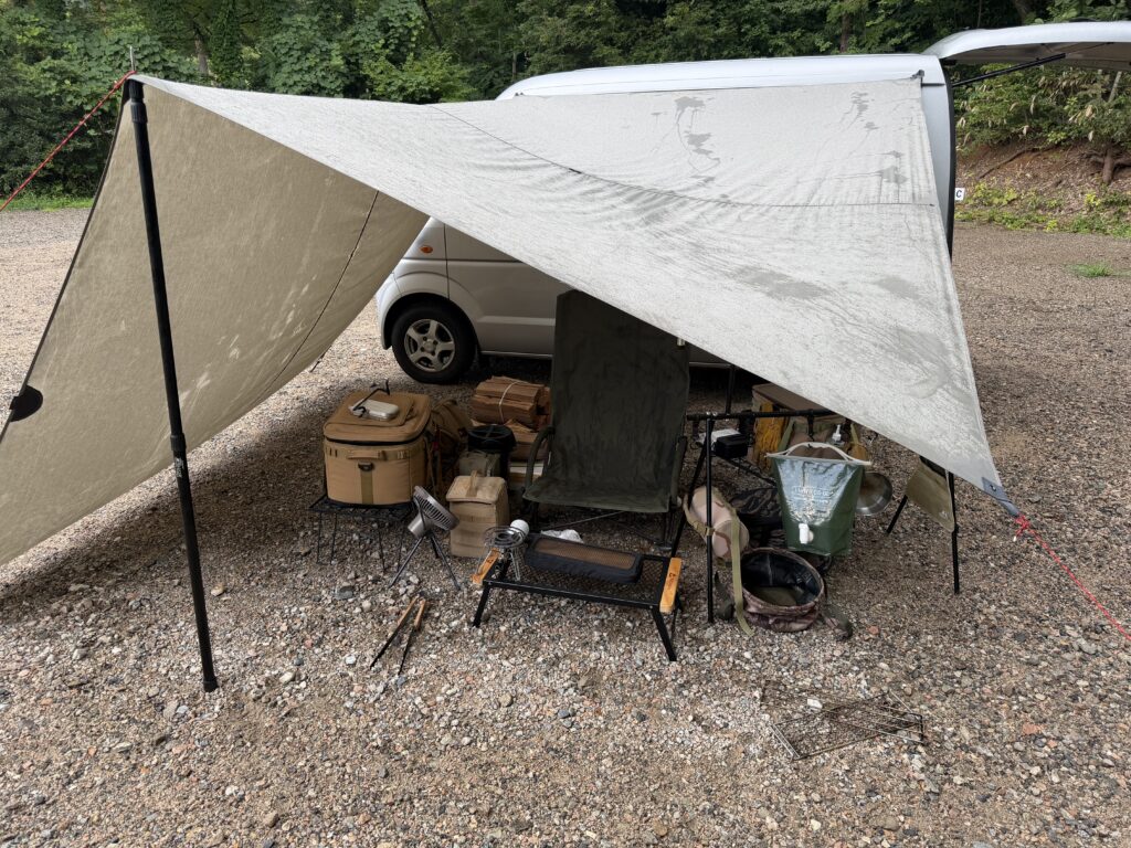片側のポールを外して低く張り直したTatonka Tarp 4 TC