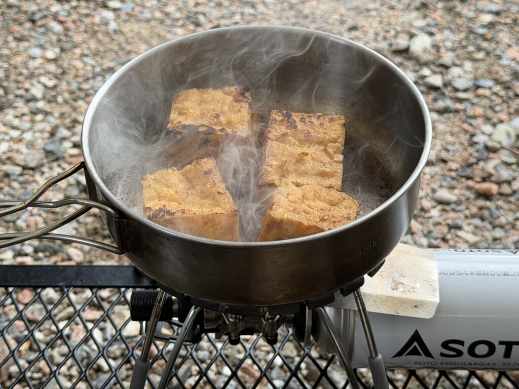 少し焼き色が付いてきた厚揚げ