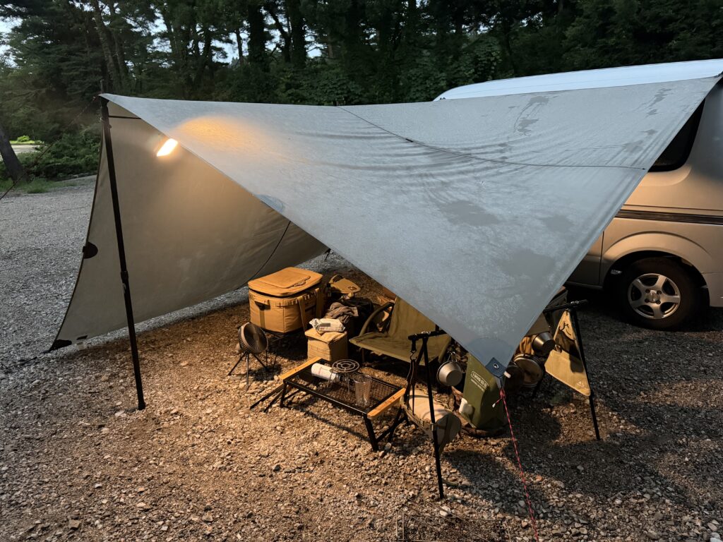夕暮れ時の閑乗寺公園キャンプ場でLUMENA PLUS2を明るさ3段階目にしてタープ下を照らした様子