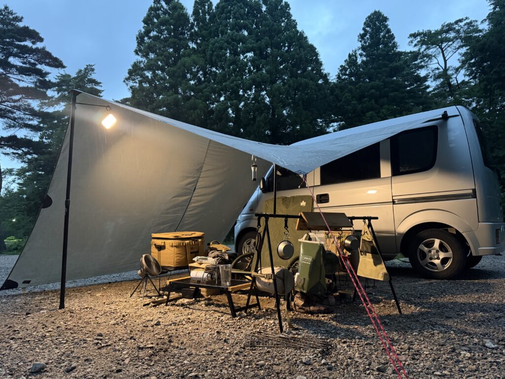 雨の閑乗寺公園キャンプ場でLUMENA PLUS2を点灯した様子