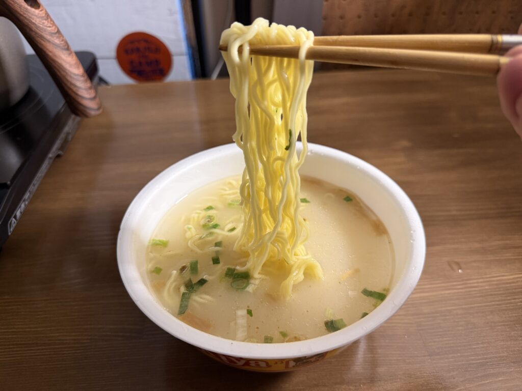 ます寿司と立山を楽しんだあと、エブリイの車内でスガキヤのカップ麺を食べる様子