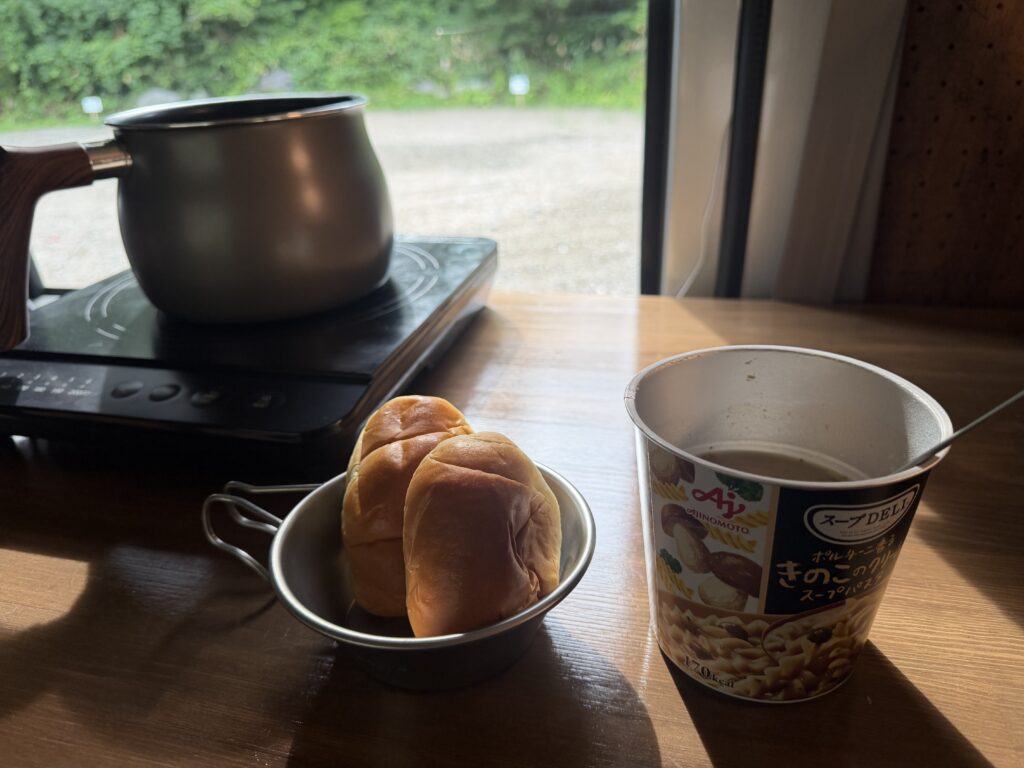 雨の車中泊キャンプ翌朝に食べたパンと温かいカップスープ