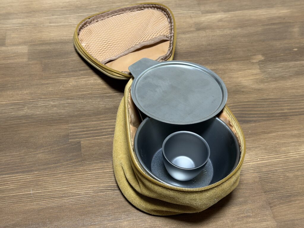 ケース内でシェラカップ類と一緒にスタッキングしたTITAN MANIAチタンぐい呑み50ml