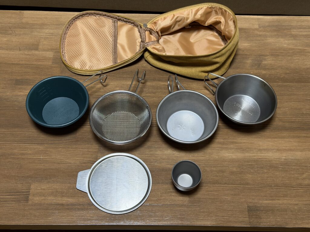ケースに収納しているシェラカップ類とTITAN MANIAチタンぐい呑み50ml