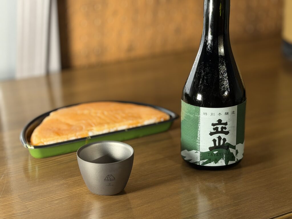 富山のます寿司と日本酒の立山をTITAN MANIAのチタンぐい呑みで楽しむ様子